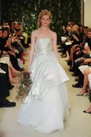 Carolina Herrera adopta flores para la línea nupcial de primavera