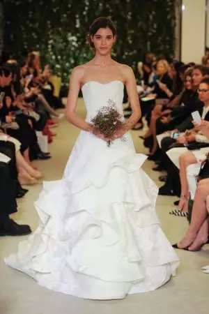 Carolina Herrera adopta flores para la línea nupcial de primavera