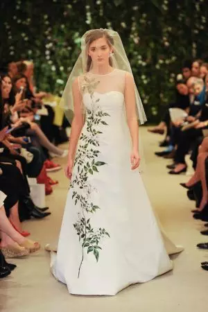 Carolina Herrera omfamnar blommor för vårens brudlinje