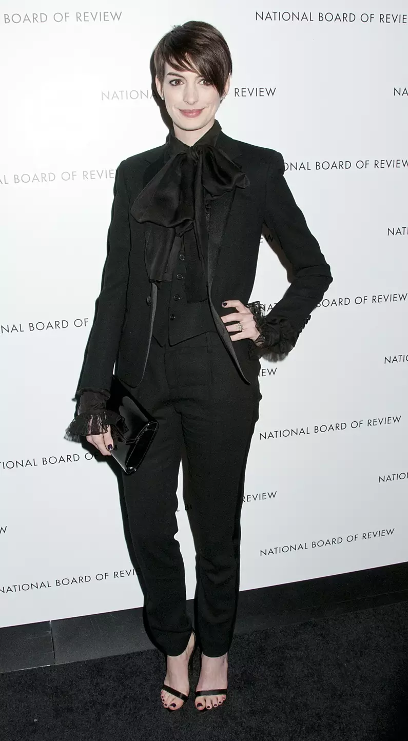 Anne Hathaway nganggo setelan celana tuksedo Saint Laurent kanthi warna ireng karo kaos robek. Foto: Janet Mayer / PRPhotos.com