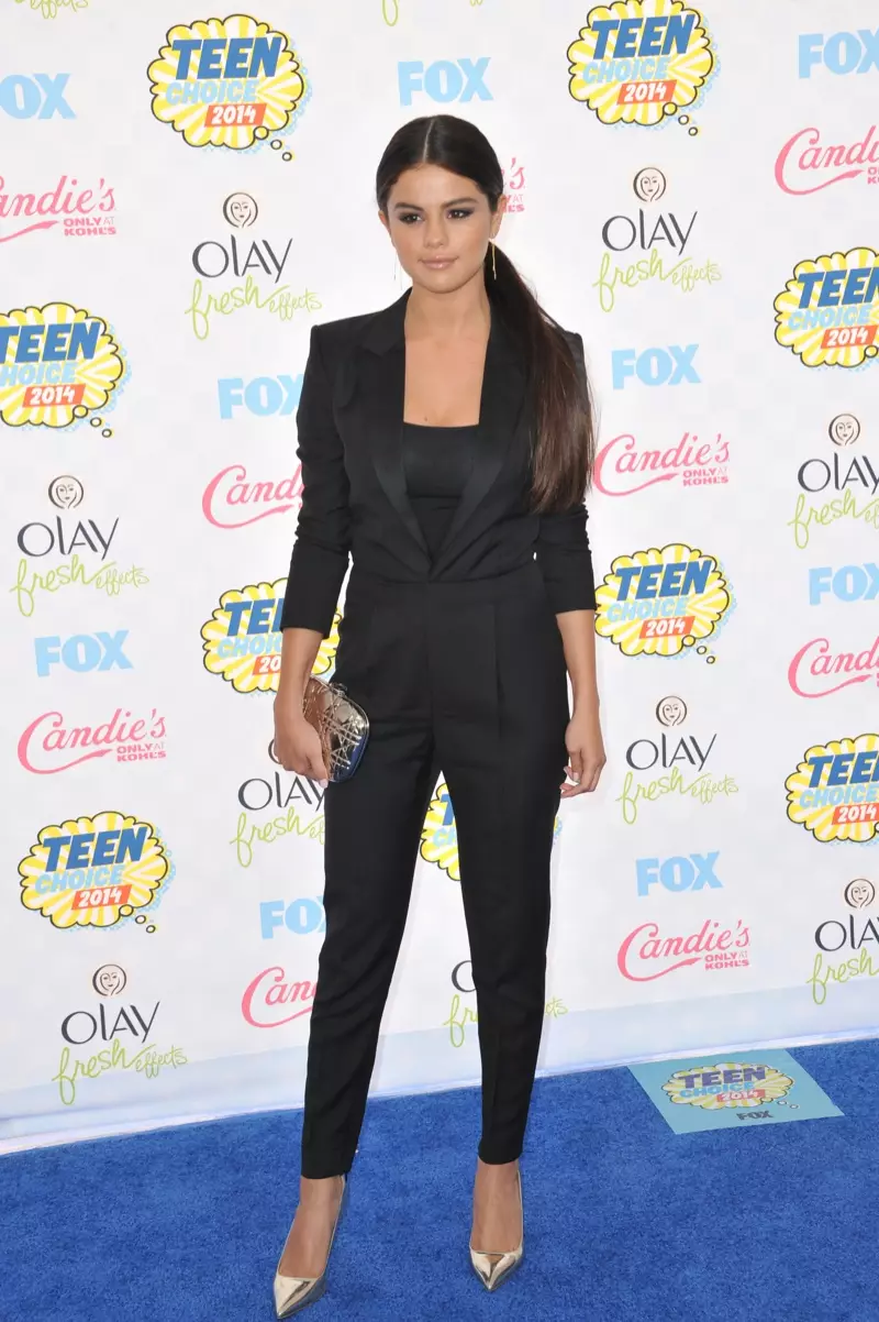 Selena Gomez nganggo jumpsuit tuksedo ireng Saint Laurent kanthi potongan tipis. Foto: Shutterstock.com.