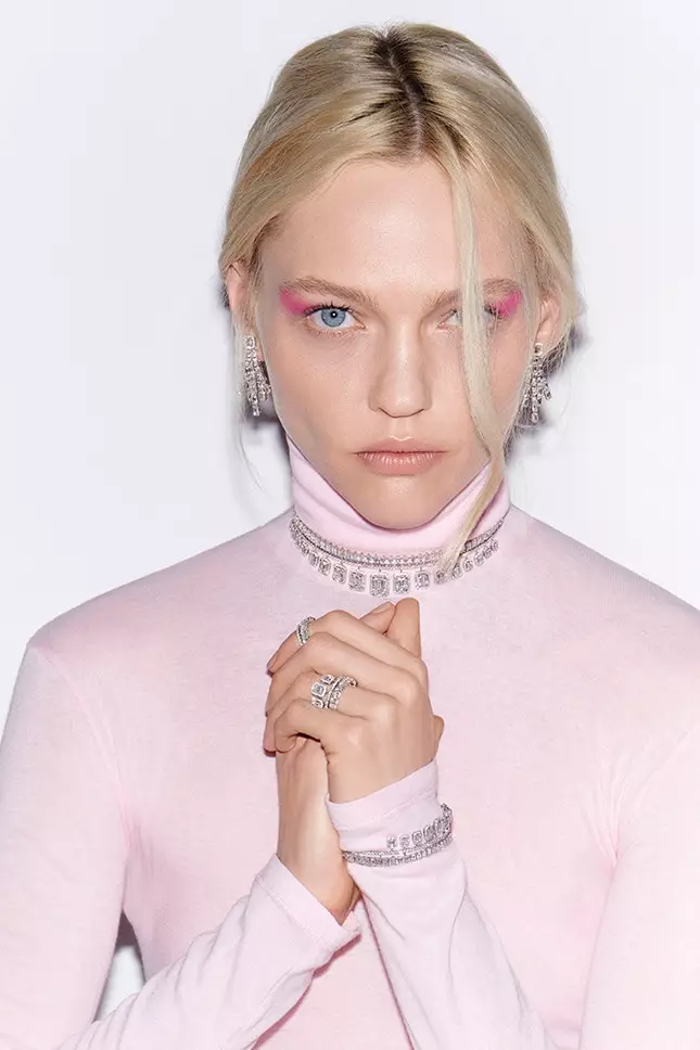 Sasha Pivovarova ziet er mooi uit in roze voor sieradenmerk Messika