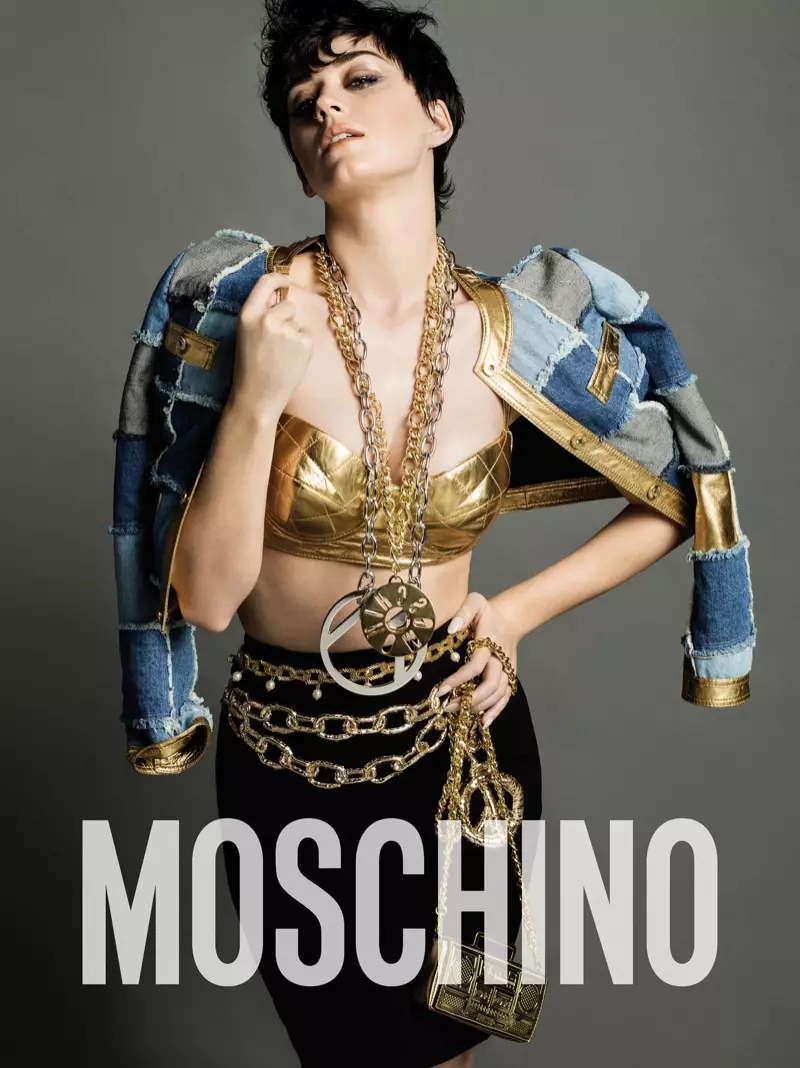 පොප් ගායිකා Katy Perry 2015 Moschino ගේ වැටීම-ශීත ඍතු උද්ඝෝෂනය සඳහා කෙටි කොණ්ඩා මෝස්තරයක් ක්රීඩා කළාය.