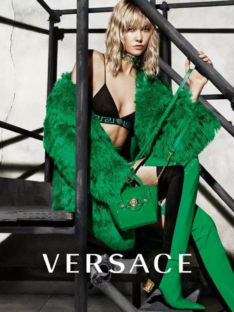 Karlie Kloss némbongkeun sababaraha leg dina usum gugur-usum 2015 kampanye ti Versace lensed ku Mert & Marcus.