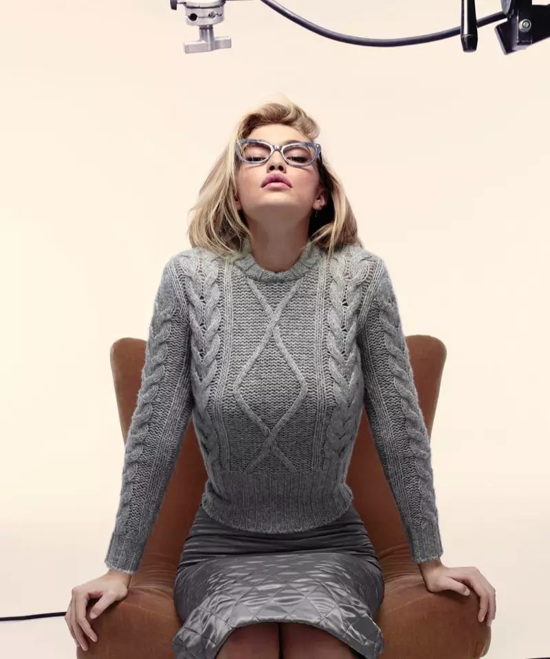 Gigi Hadid lavede en luksusvision i en kabelstrikket sweater til Max Maras efterår-vinter 2015-kampagne.