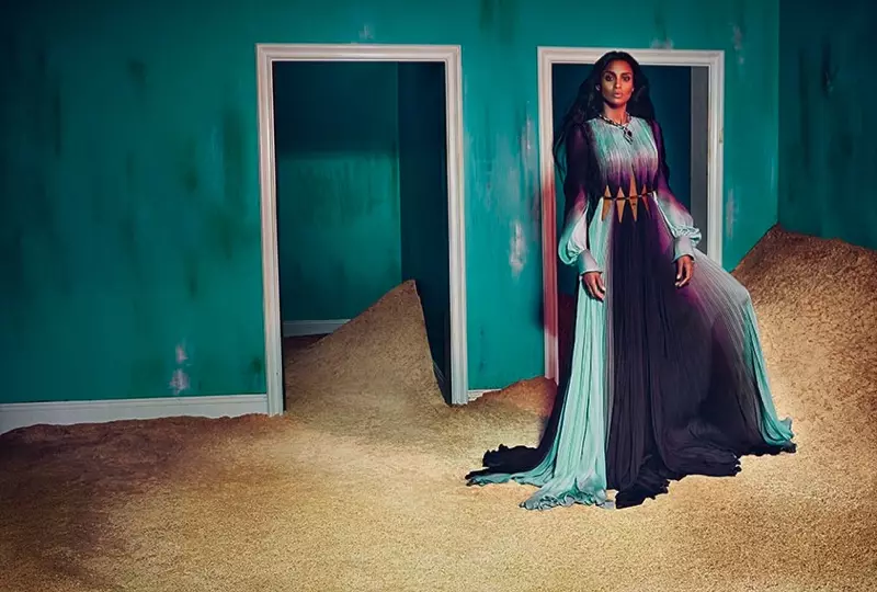 Roberto Cavalli reclutou á cantante de R&B Ciara para os seus anuncios surrealistas de outono-inverno de 2015 capturados por Francesco Carrozzini.