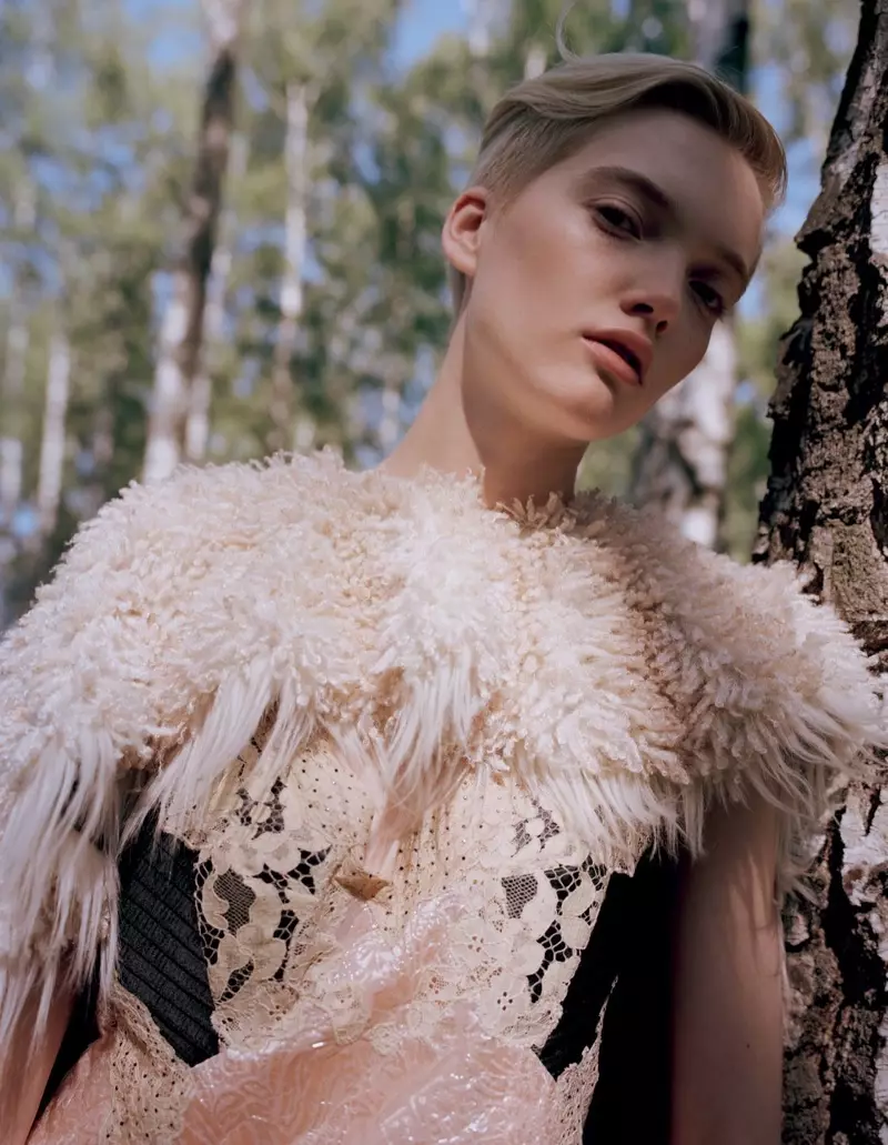 Ruth Bell porte des robes enchanteresses pour Vogue China