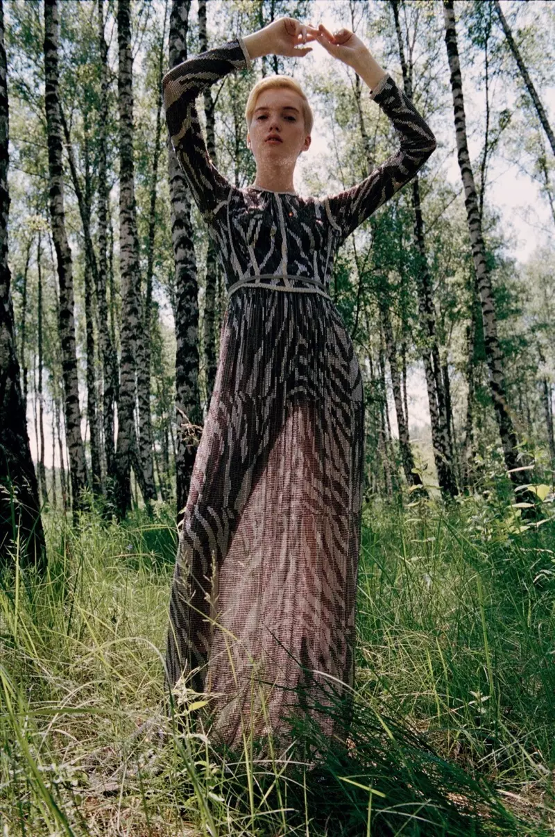 Ruth Bell Models Enchanting Dresses pikeun Vogue Cina