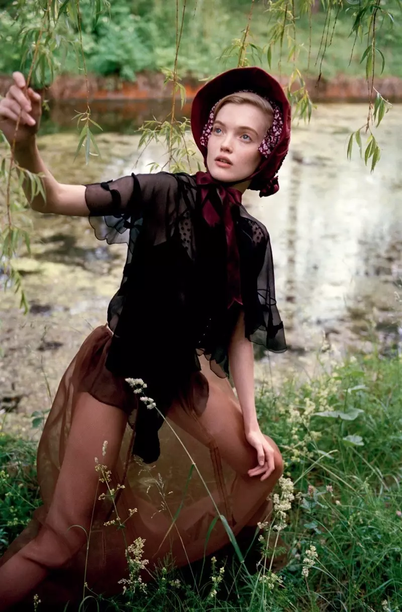 Ruth Bell porte des robes enchanteresses pour Vogue China