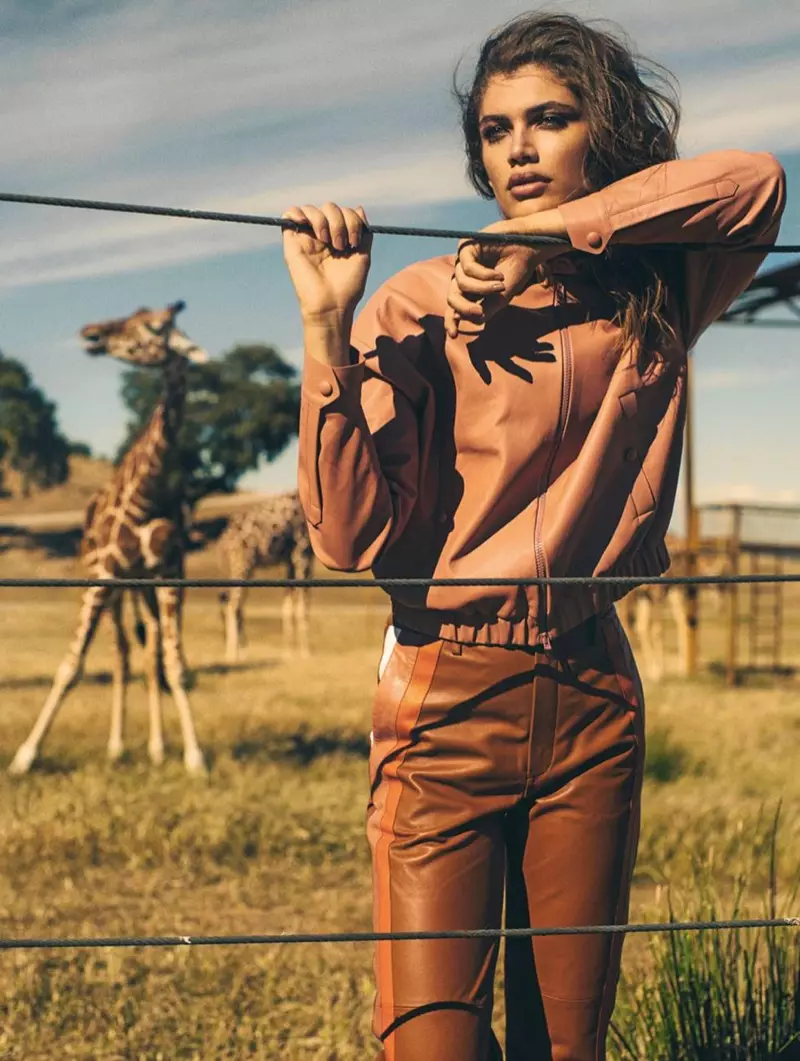 Valentina Sampaio sieht Safari-Chic für Damen aus Spanien aus