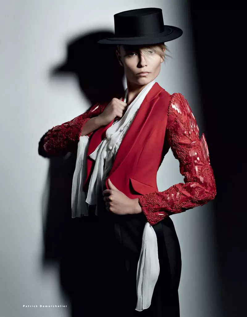 Natasha Poly Models Spanish, Flamenco Style för Vogue Ryssland maj 2013 av Patrick Demarchelier