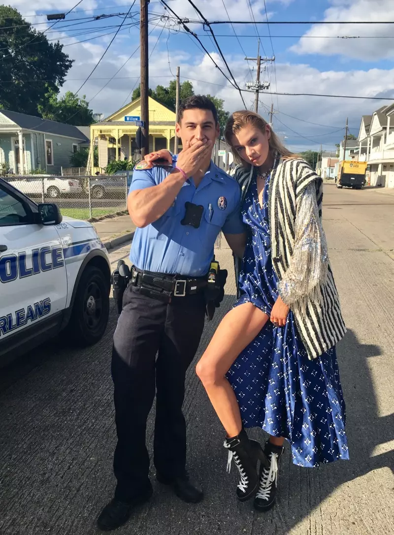 Stella Maxwell yn Cymryd Arddull Ar y Stryd yn New Orleans ar gyfer ELLE Italy