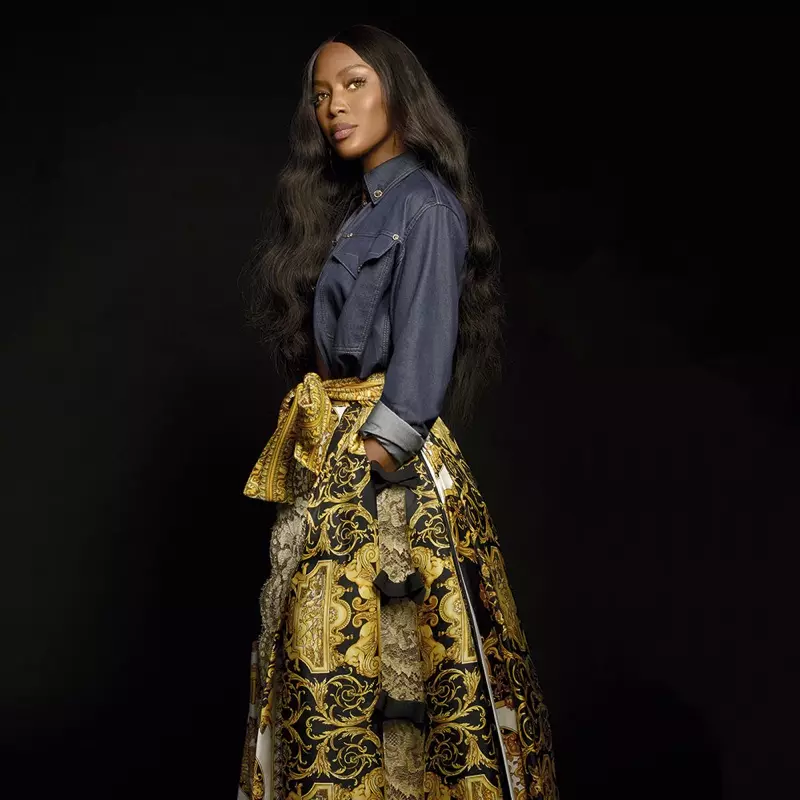 Naomi Campbell modellerar Versaces Statement Prints för S Moda