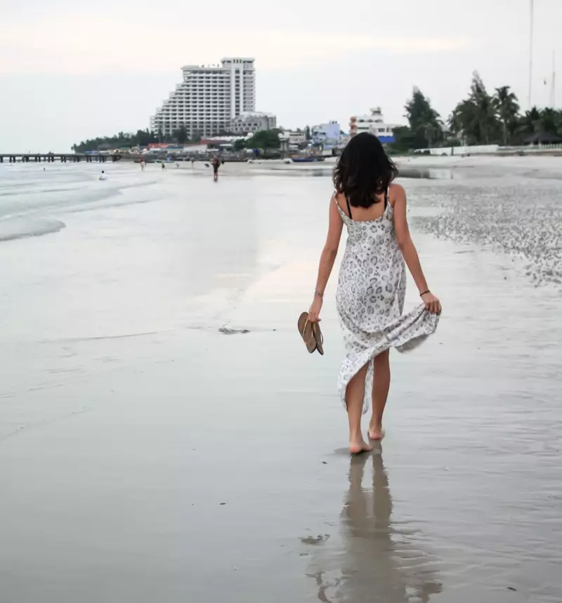 Gadis di Maxi pakéan Beach