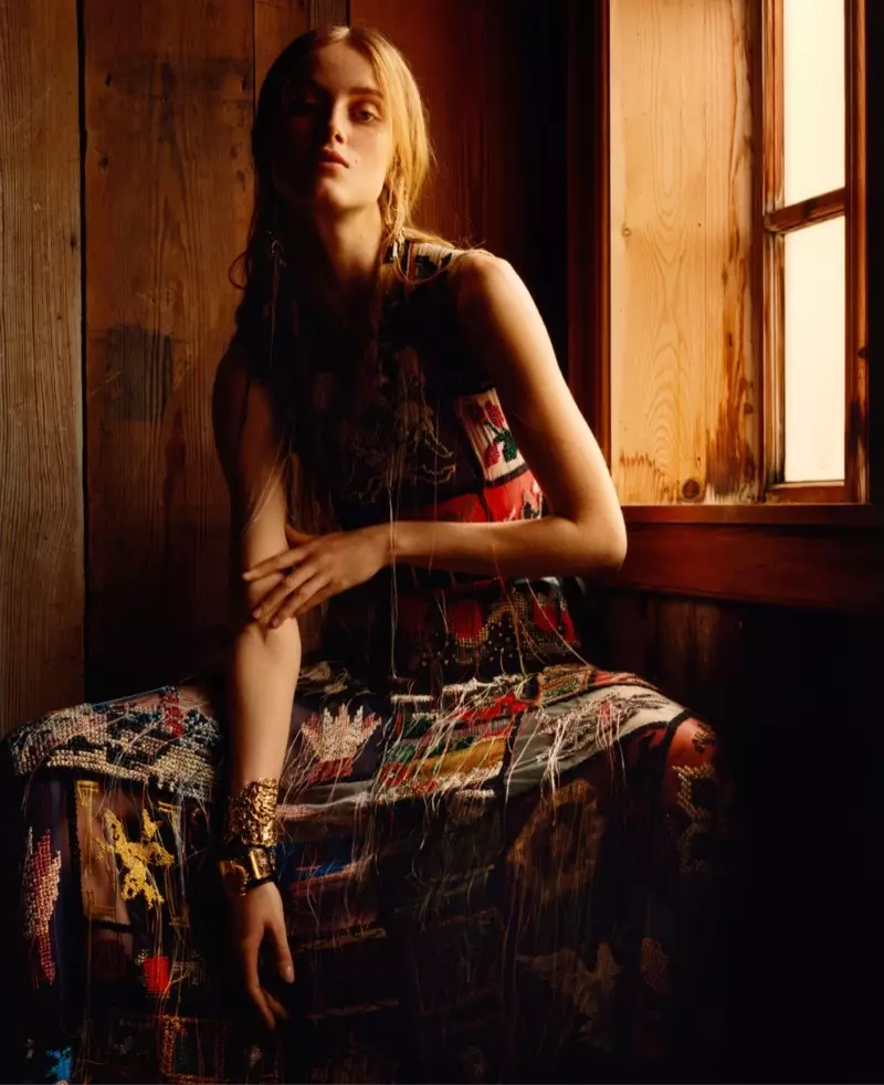 Rianne Von Rompaey porte une robe patchwork dans la campagne automne-hiver 2017 d'Alexander McQueen