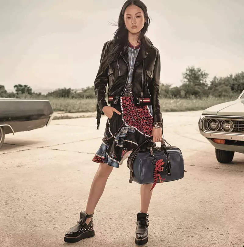 Jing Wen spelar huvudrollen i Coachs resort 2017-kampanj