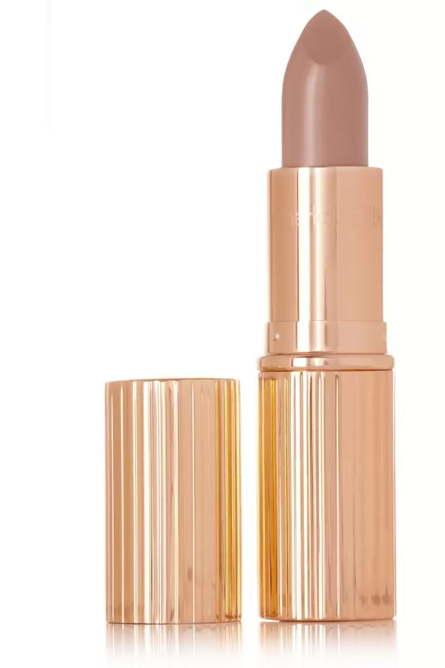 Tag hadh lipstick qaawan leh Charlotte Tilbury's K.I.S.S.I.N.G. Lipstick ku jira 'Kate Nude'.