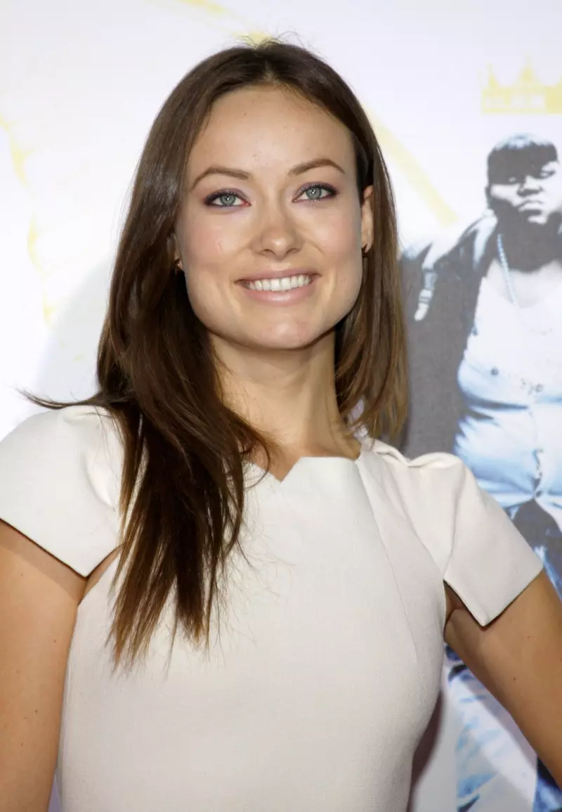 Olivia Wilde żżomm ħarsa mingħajr għamla ħlief għal pop ta 'xagħar ta' xagħar kuraġġużi. Ritratt: Shutterstock.com