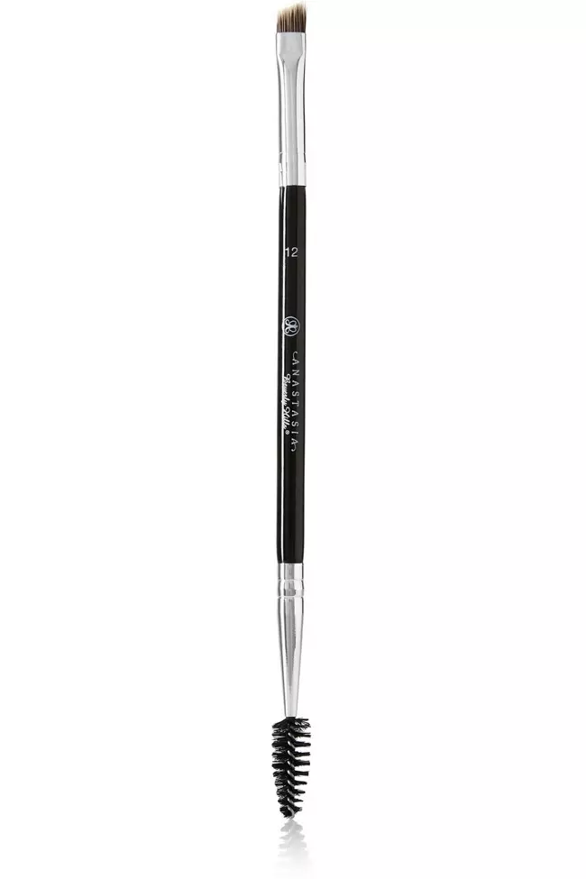 Fa'aoga Anastasia Beverly Hills' #12 Large Synthetic Duo Brush e fa'asolo ai ou mata mata pe fa'atumu ni nofoaga e le o iai.