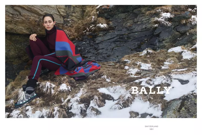 Conie Vallese posa en Suiza para la campaña otoño-invierno 2019 de Bally