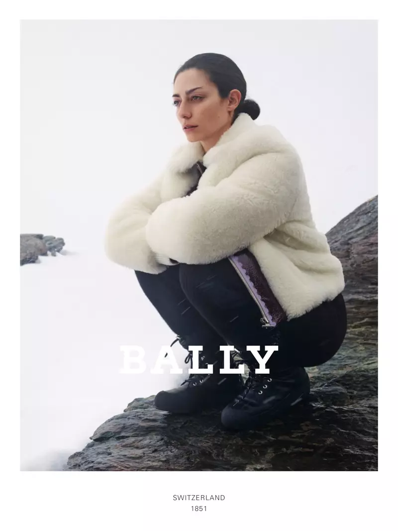 Imodeli neciko u-Conie Vallese uvela kumkhankaso we-Bally fall-winter 2019