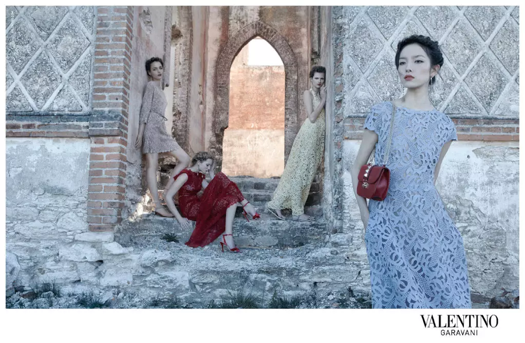 Bette Franke, Fei Fei Sun, Zuzanna Bijoch และ Maud Welzen สำหรับแคมเปญ Valentino Spring 2012 โดย Deborah Turbeville