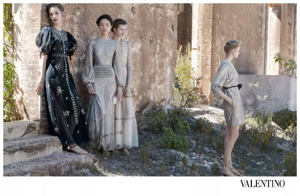 Bette Franke, Fei Fei Sun, Zuzanna Bijoch y Maud Welzen para la campaña Primavera 2012 de Valentino por Deborah Turbeville