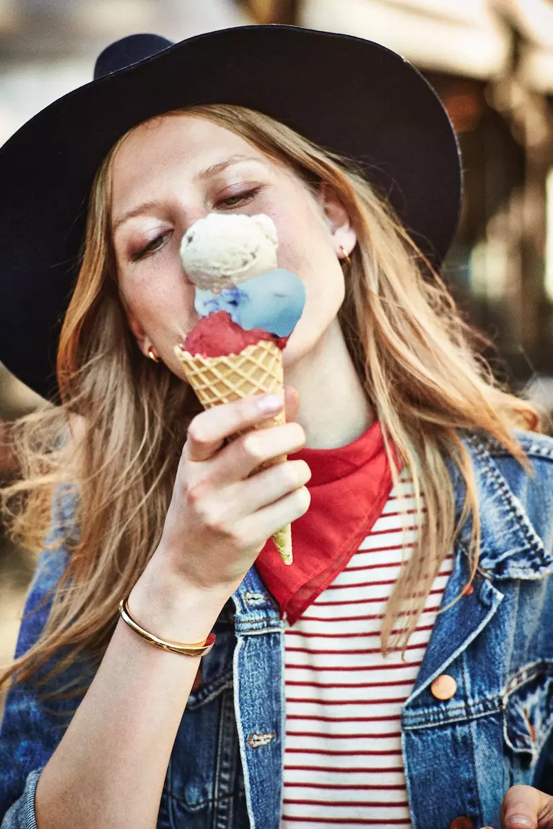 Laura genéisst eng Glace Kegel iwwerdeems eraus an iwwer