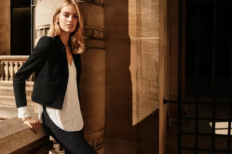 Черно късо яке на H&M, бяла блуза с V-образно деколте и дънки с висока талия