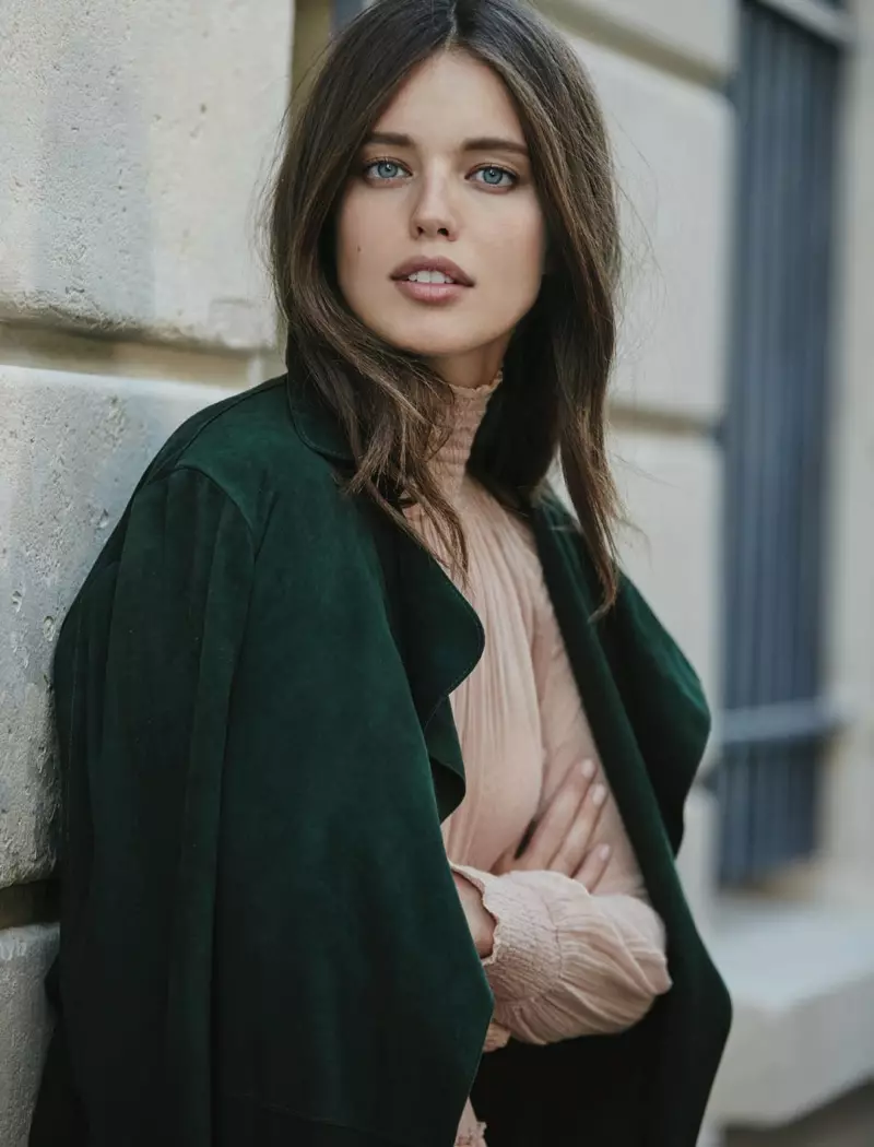 Emily DiDonato yadudduka a cikin sutura da kamannin jaket