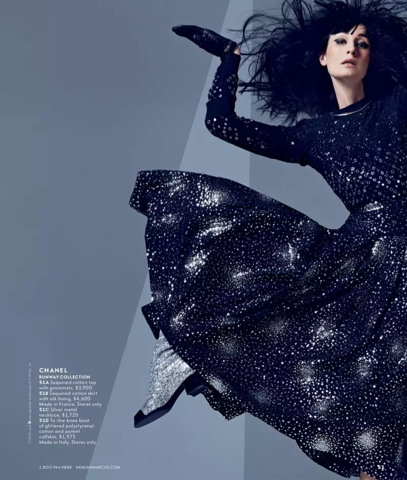 Erin O'Connor modeloj Chanel-zekinitaj kotono supro, jupo kaj botoj