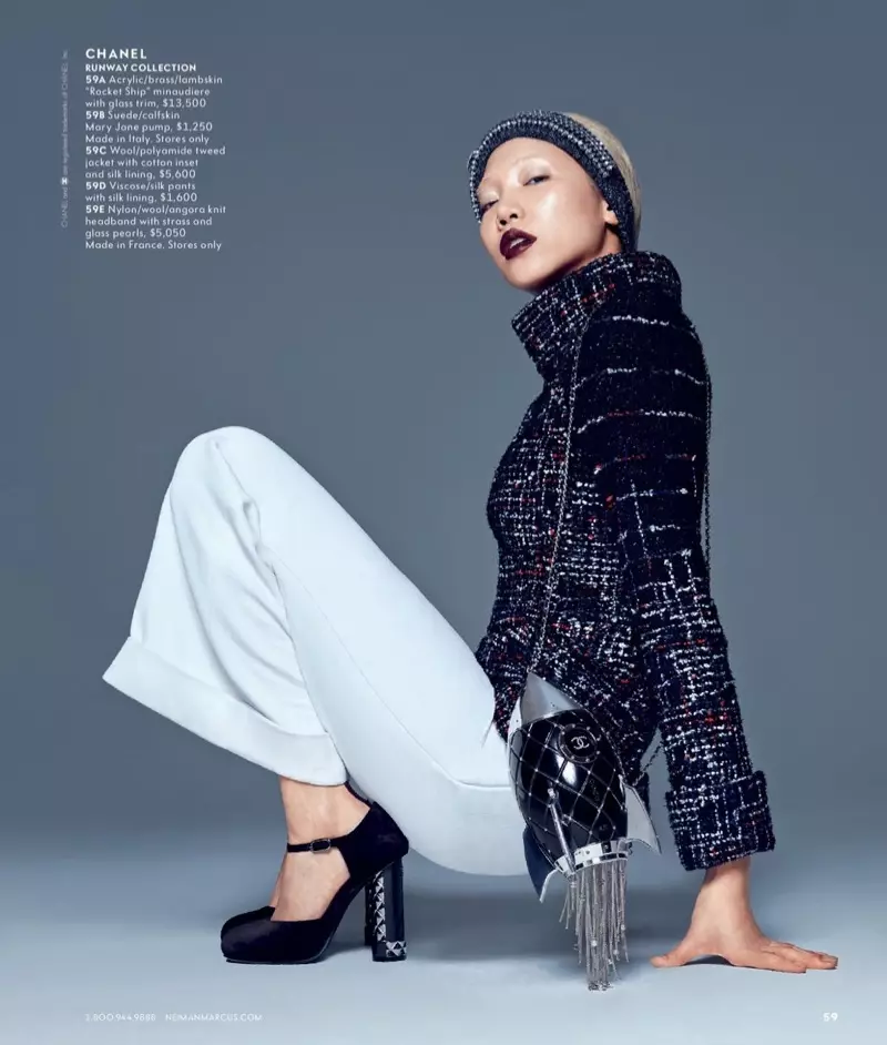 Soo Joo Park modela jaqueta de tweed Chanel, calça e sapatos Mary Jane