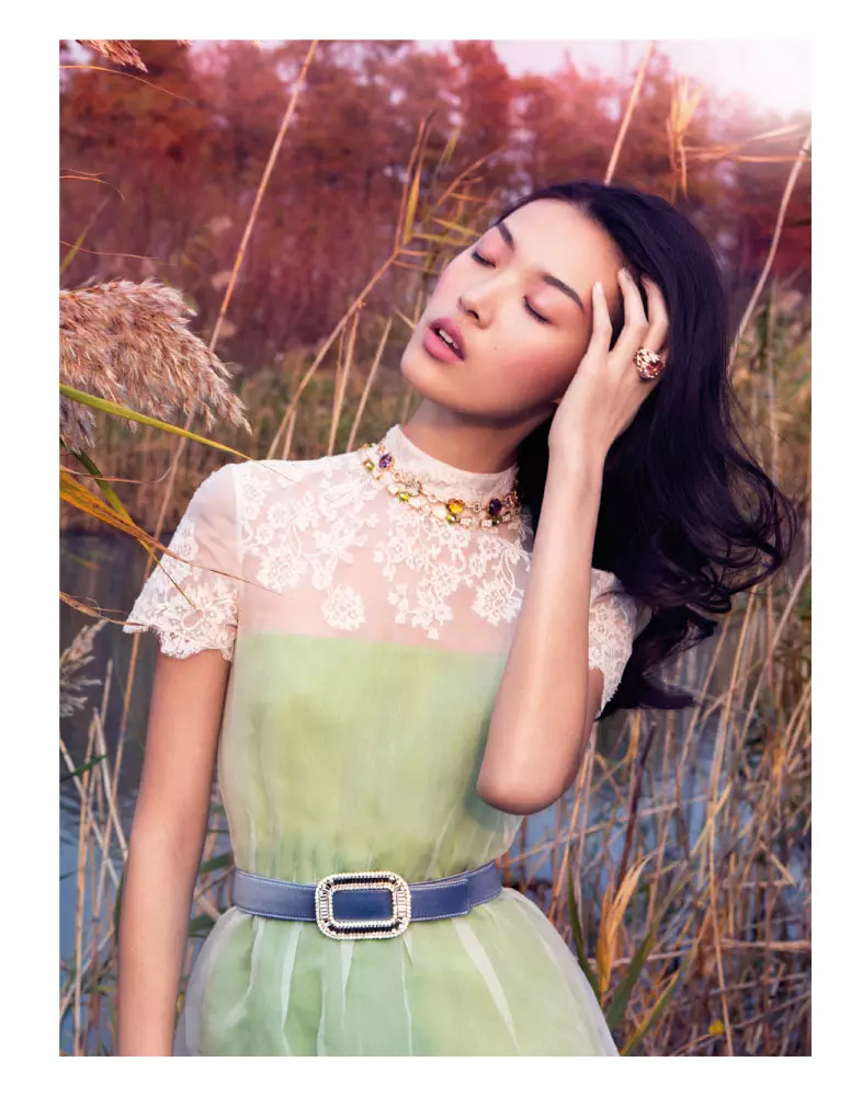 Mae Tian Yi yn Freuddwyd Pastel yn Vogue China Ionawr 2013 gan Stockton Johnson