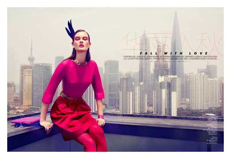 Jac Jagaciak Dons Vibrant Hues för augusti numret av Vogue China av JMN