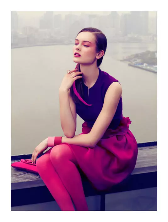 Jac Jagaciak Dons Vibrant Hues สำหรับนิตยสาร Vogue China ฉบับเดือนสิงหาคมโดย JMN