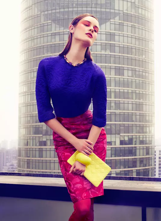 Jac Jagaciak Dons Vibrant Hues för augusti numret av Vogue China av JMN