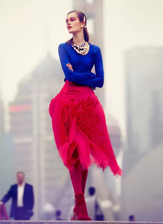 Jac Jagaciak Dons Vibrant Hues สำหรับนิตยสาร Vogue China ฉบับเดือนสิงหาคมโดย JMN