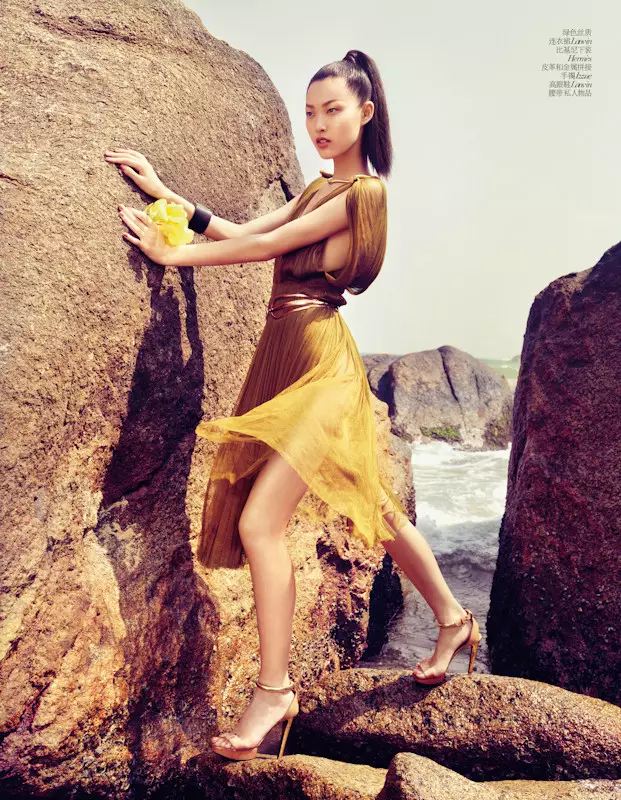 Tian Yi, Stokton Conson tərəfindən lentə alınan Vogue Çində Yay Zərifliyini nümayiş etdirir