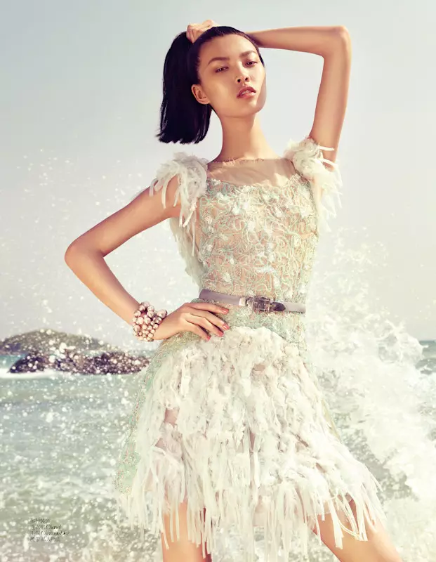 Tian Yi exudes Summer Elegance am Vogue China, Lenséiert vum Stockton Johnson