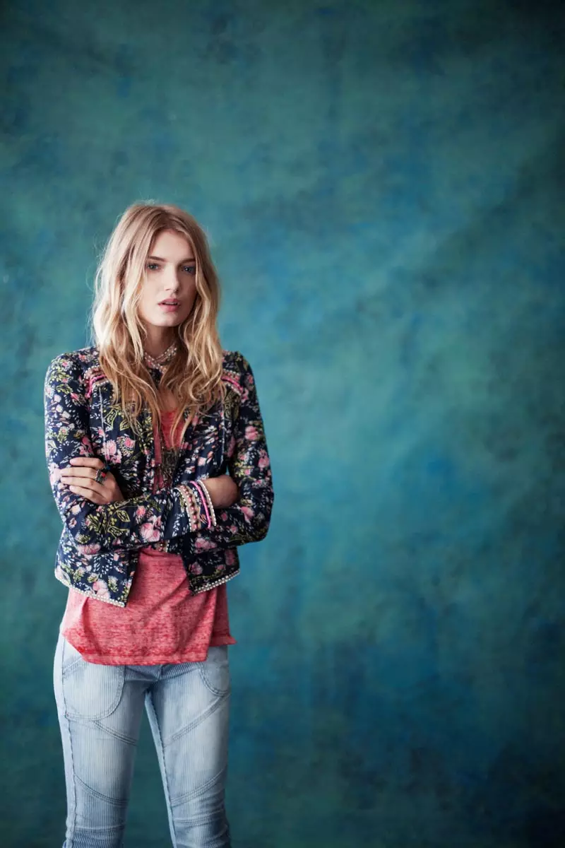 Lily Donaldson poseert voor de decembercatalogus van Free People