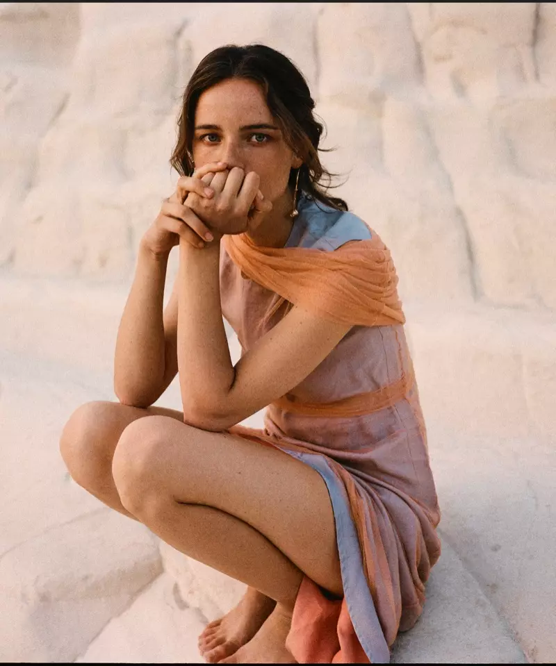 Anna de Rijk Models Dreamy Looks por Vogue Pollando