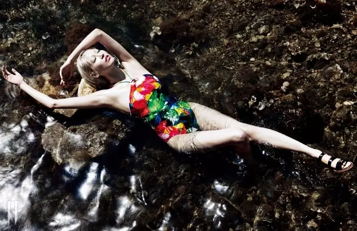 Gihangop ni Soo Joo Park ang Swim Season para sa Editoryal sa W Korea