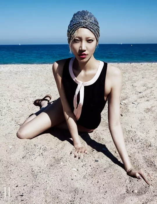 Soo Joo Park 为 W 韩国的社论迎来游泳季