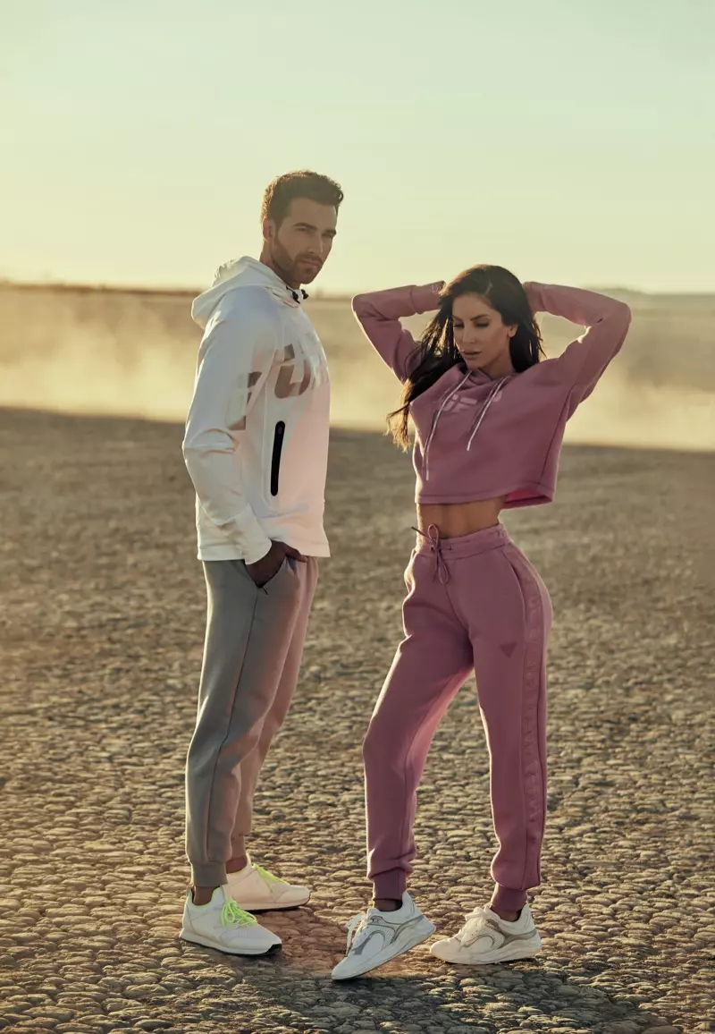 Jen Selter yn ystumio gyda Nic Palladino ar gyfer ymgyrch Guess activewear gwanwyn 2021.