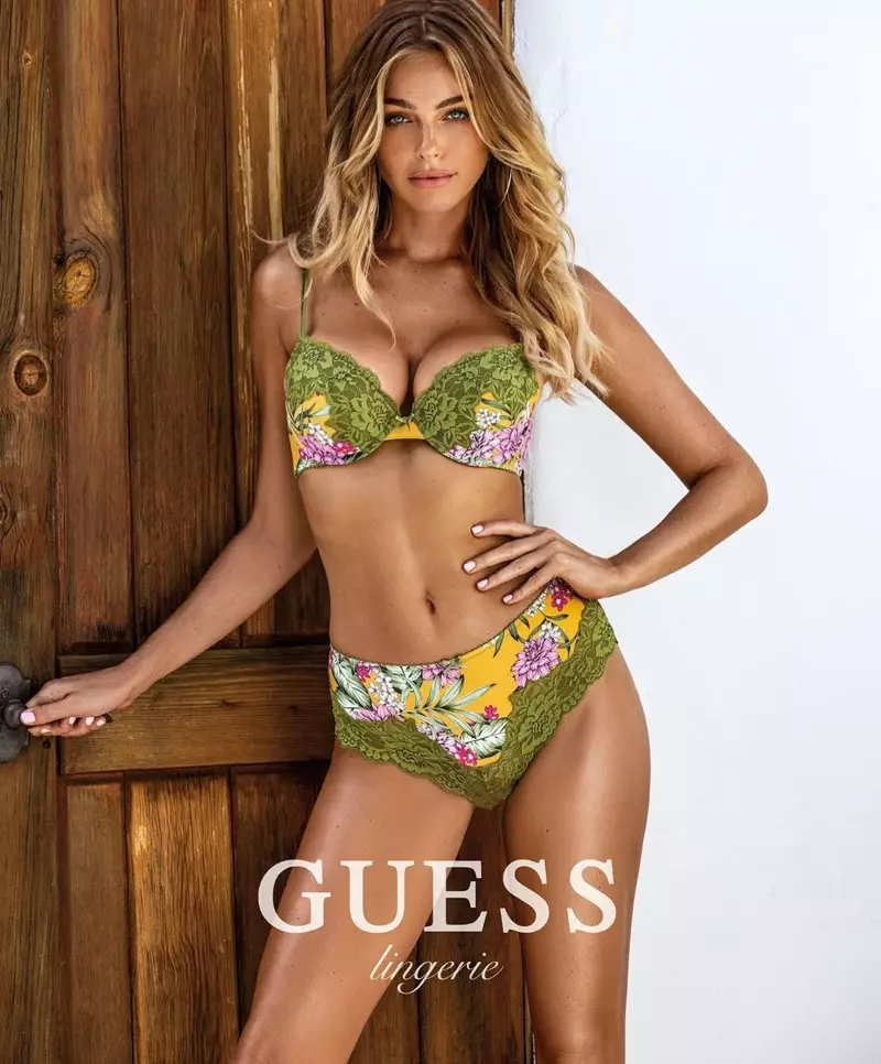 U-Elizabeth Turner udlala izinkanyezi emkhankasweni weGuess lingerie 2020