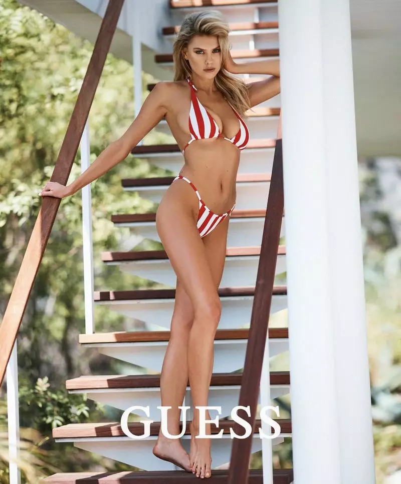 Sanye da ratsi ja, Charlotte McKinney ya fito a cikin haɗin gwiwar Guess swimsuit