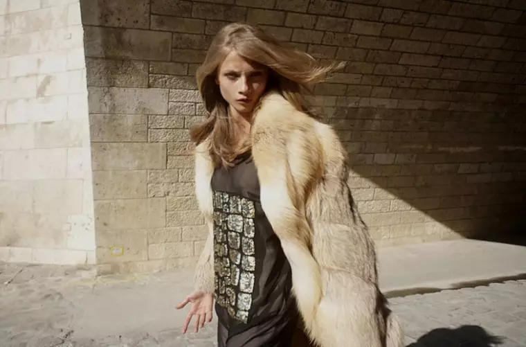 Anna Selezneva ar gyfer Ymgyrch Michaa Fall 2010