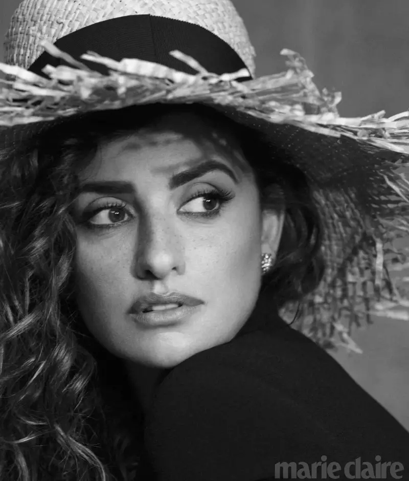 Tayari kwa ukaribu wake, Penelope Cruz amevaa kofia ya majani