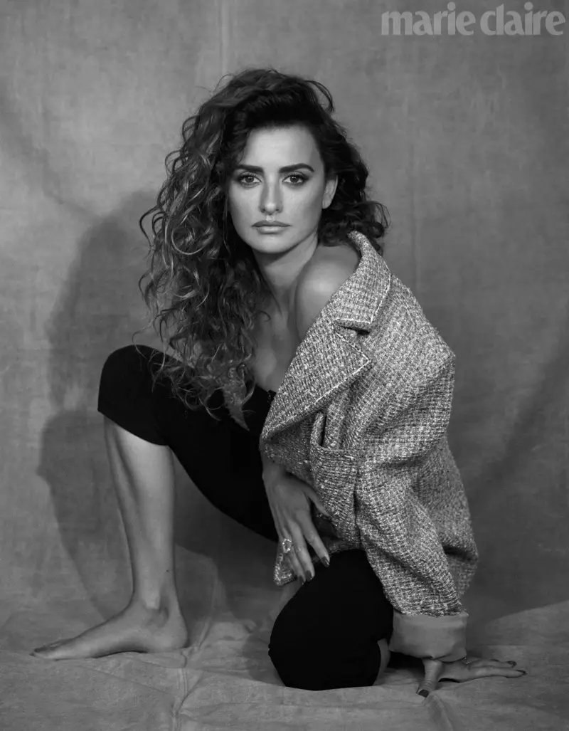 Skuespillerinden Penelope Cruz poserer i Chanel-jakke og shorts