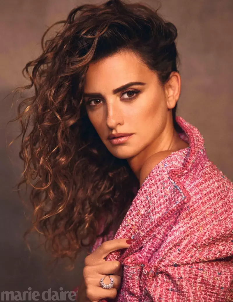 Penelope Cruz yana tsaye a cikin jaket na Chanel da kayan ado